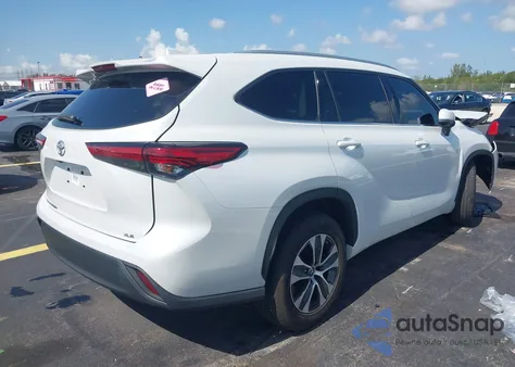 2022 Toyota Highlander Xle z USA, uszkodzony, nr VIN 5TDGZRAH4NS540954